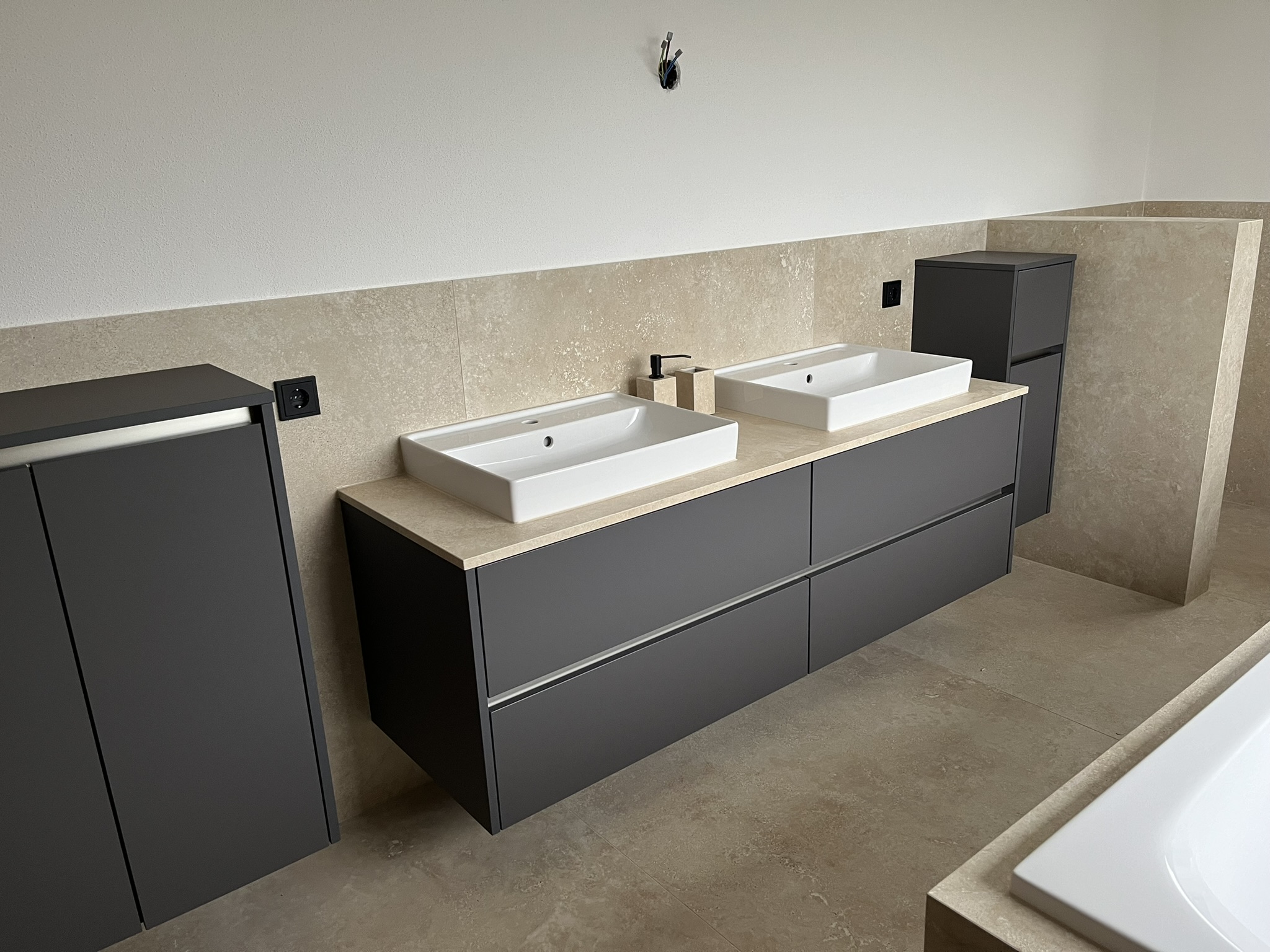 Badezimmerschrank mit indirekter Beleuchtung