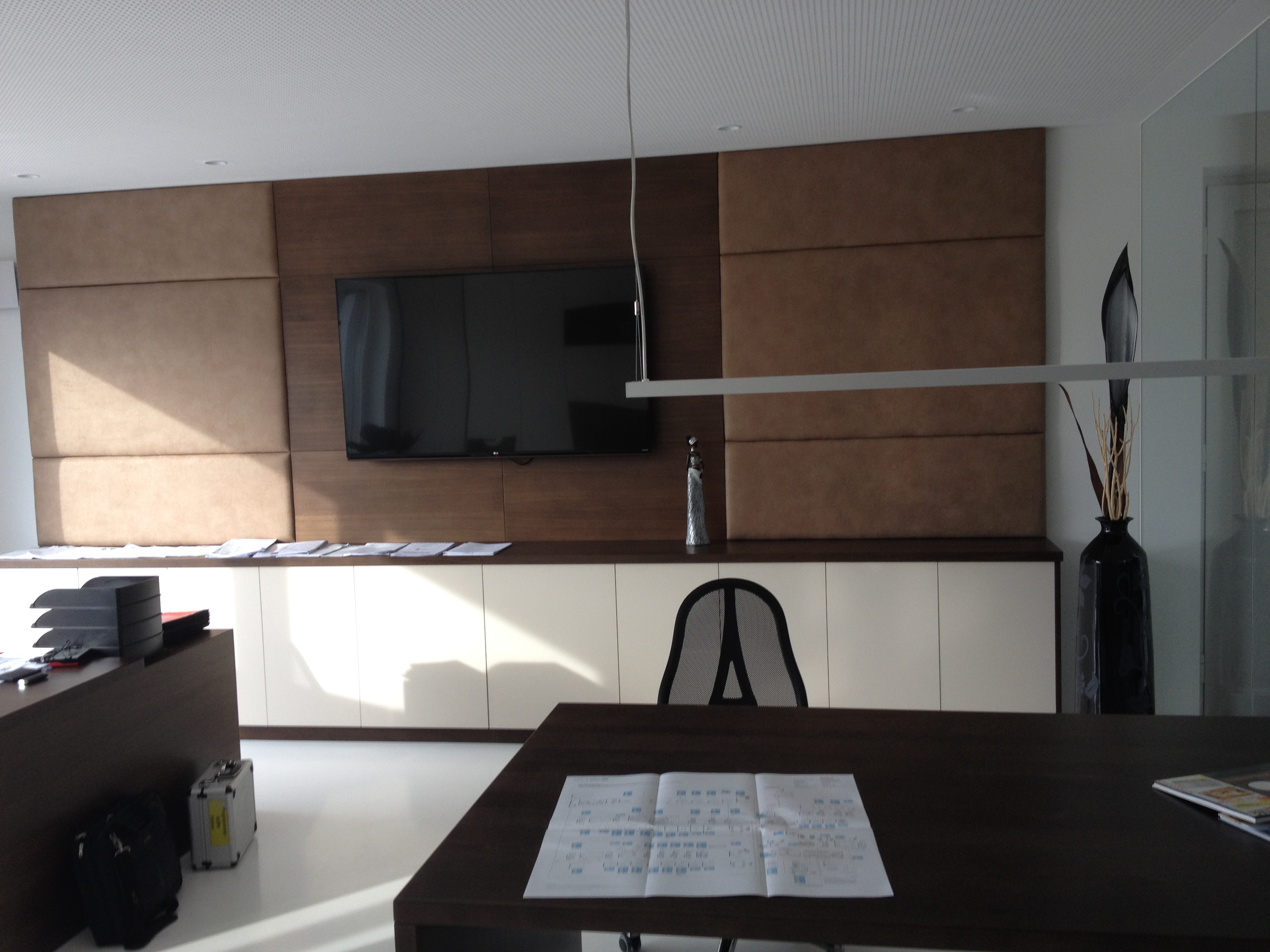 Schreibtisch mit Kabelmanagement