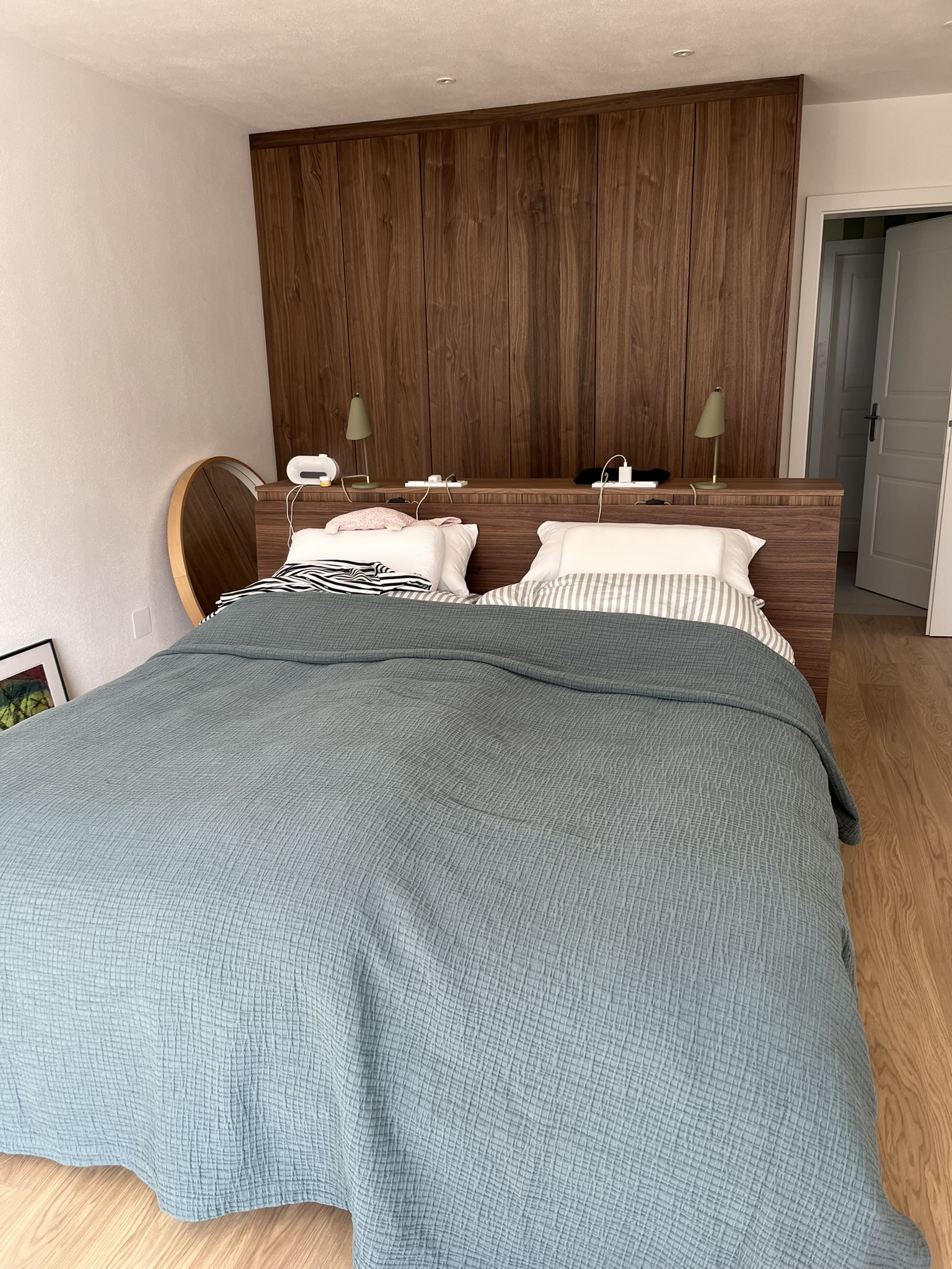 Bett mit integrierten Nachttischen